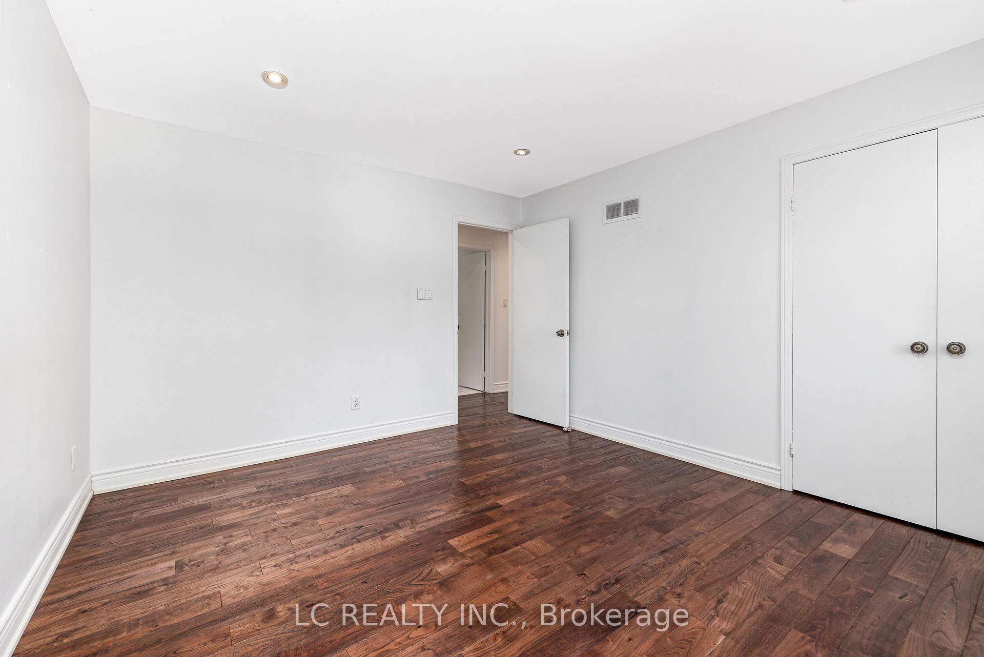 Photo 25 of 141 Mossgrove Trail, North York, St. Andrew-Windfields — HOMEH