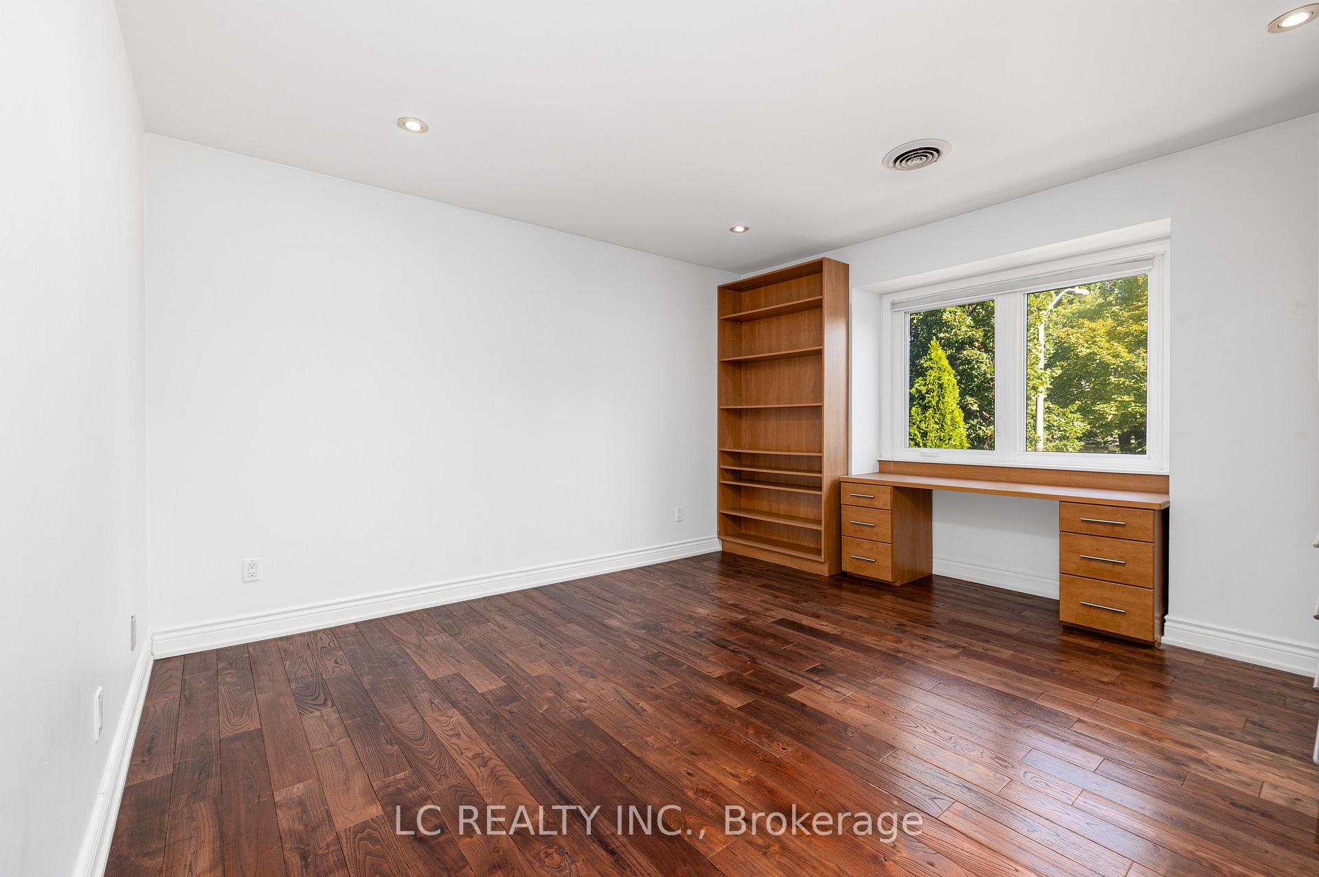 Photo 29 of 141 Mossgrove Trail, North York, St. Andrew-Windfields — HOMEH