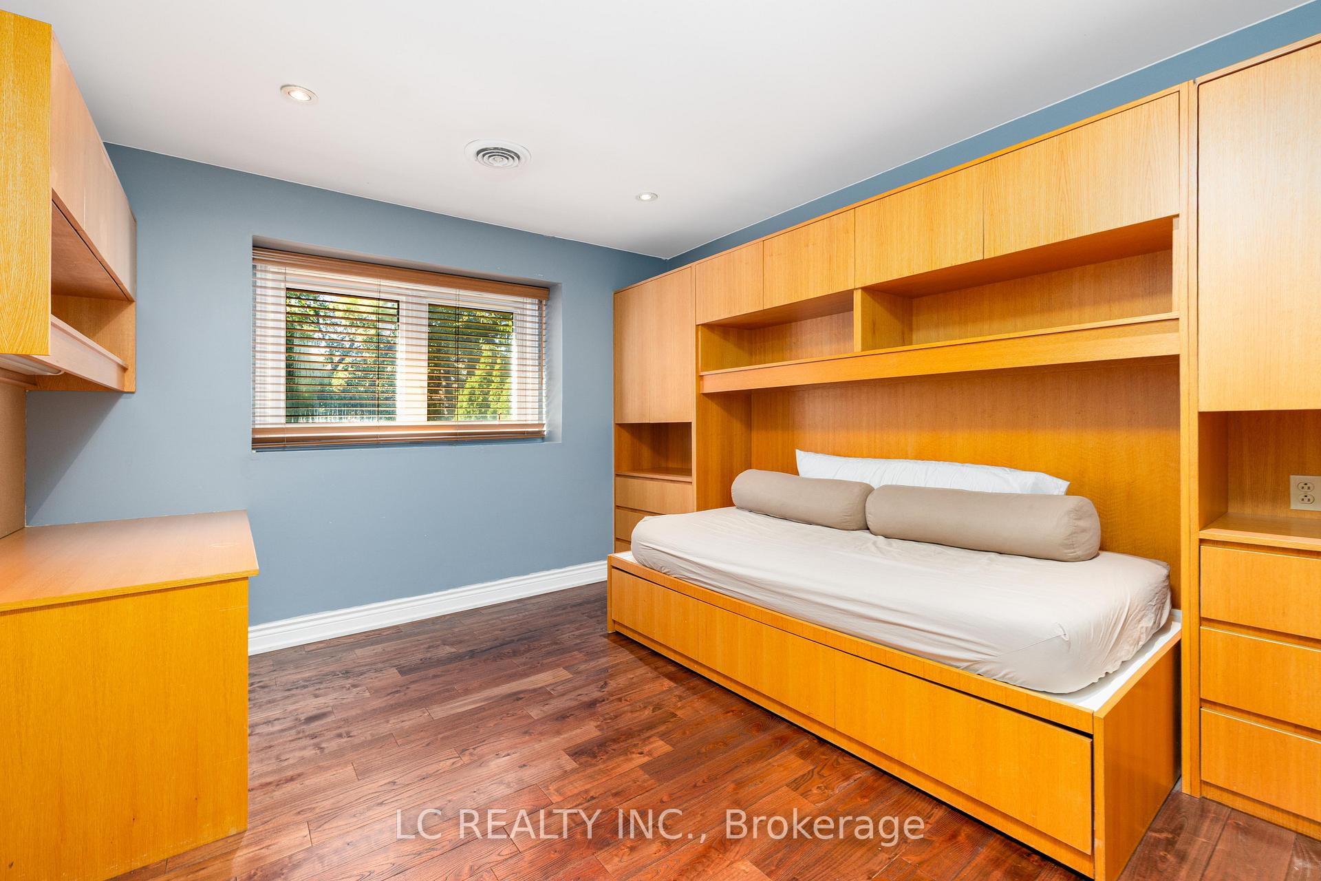 Photo 33 of 141 Mossgrove Trail, North York, St. Andrew-Windfields — HOMEH