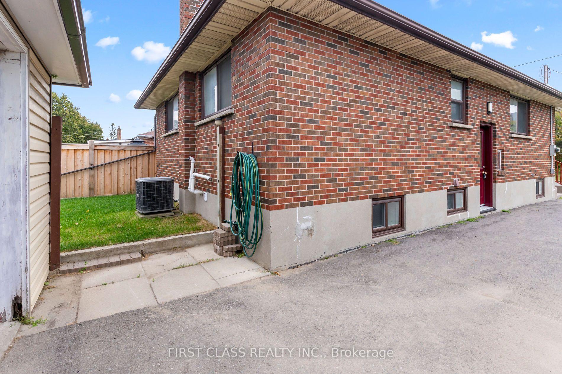 Photo 3 of 284 Jackson Avenue, Oshawa, Central — HOMEH