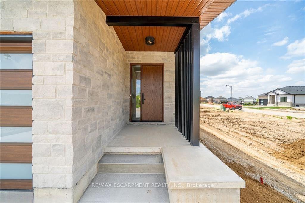 Photo 4 of 92 Craddock Boulevard, Haldimand — HOMEH