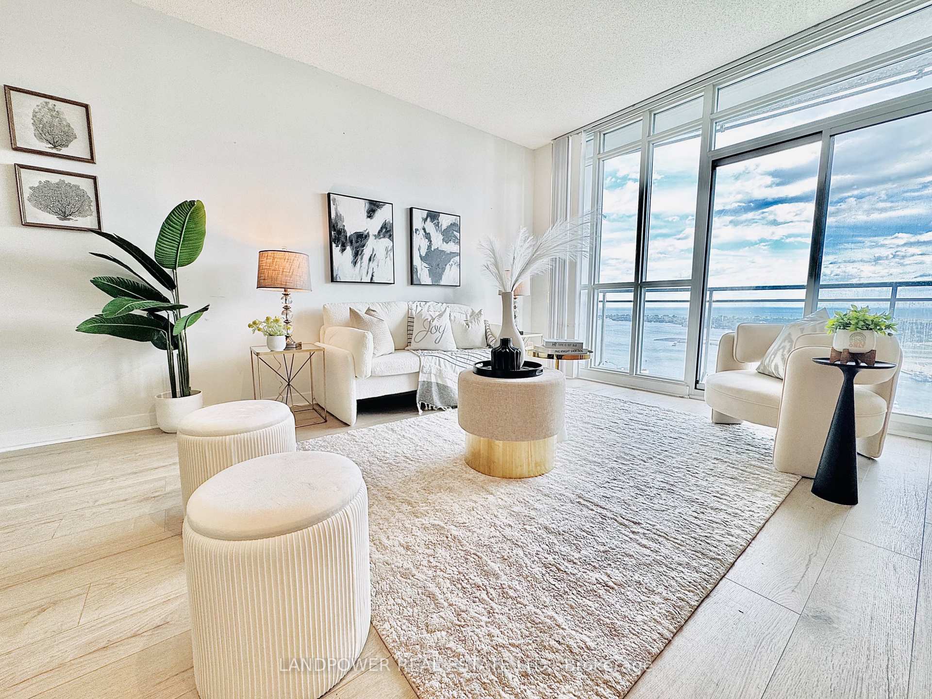 Photo 2 of Unit 3807, 21 Iceboat Terrace, Toronto, Waterfront Communities — HOMEH