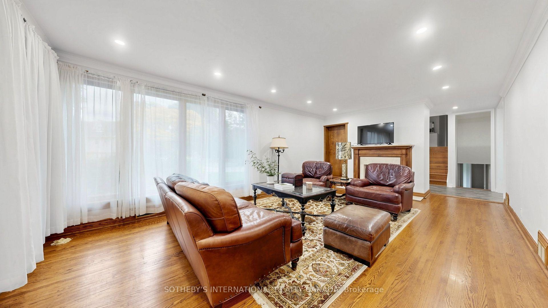 Photo 5 of 54 Plymbridge Road, North York, Bridle Path-Sunnybrook-York Mills — HOMEH