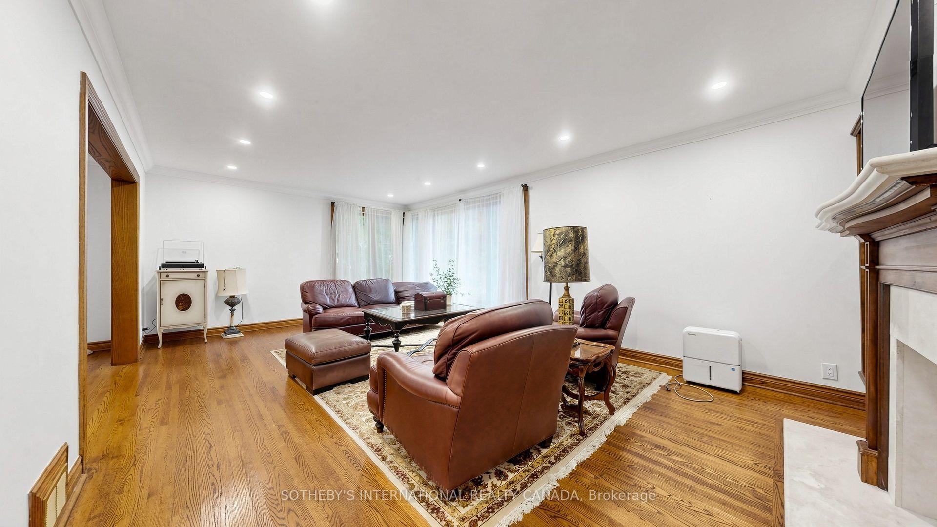 Photo 6 of 54 Plymbridge Road, North York, Bridle Path-Sunnybrook-York Mills — HOMEH