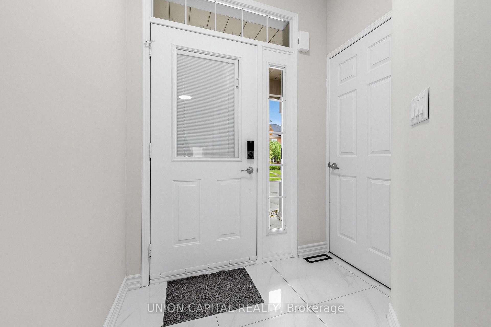 Photo 3 of 54 Maple Meadows Lane, Vaughan, Maple — HOMEH