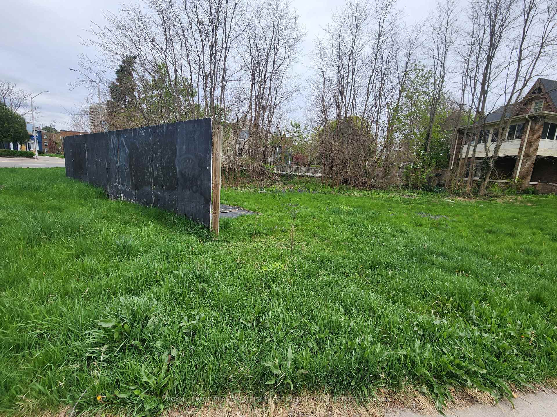 Photo 2 of 685 Brant Street, Burlington, Brant — HOMEH