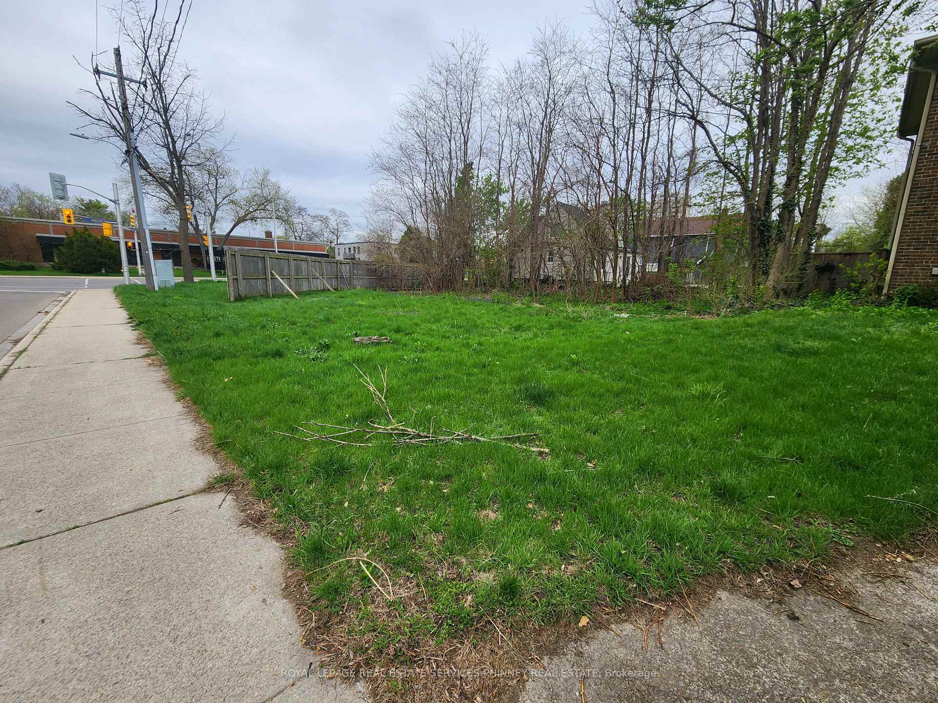 Photo 3 of 685 Brant Street, Burlington, Brant — HOMEH