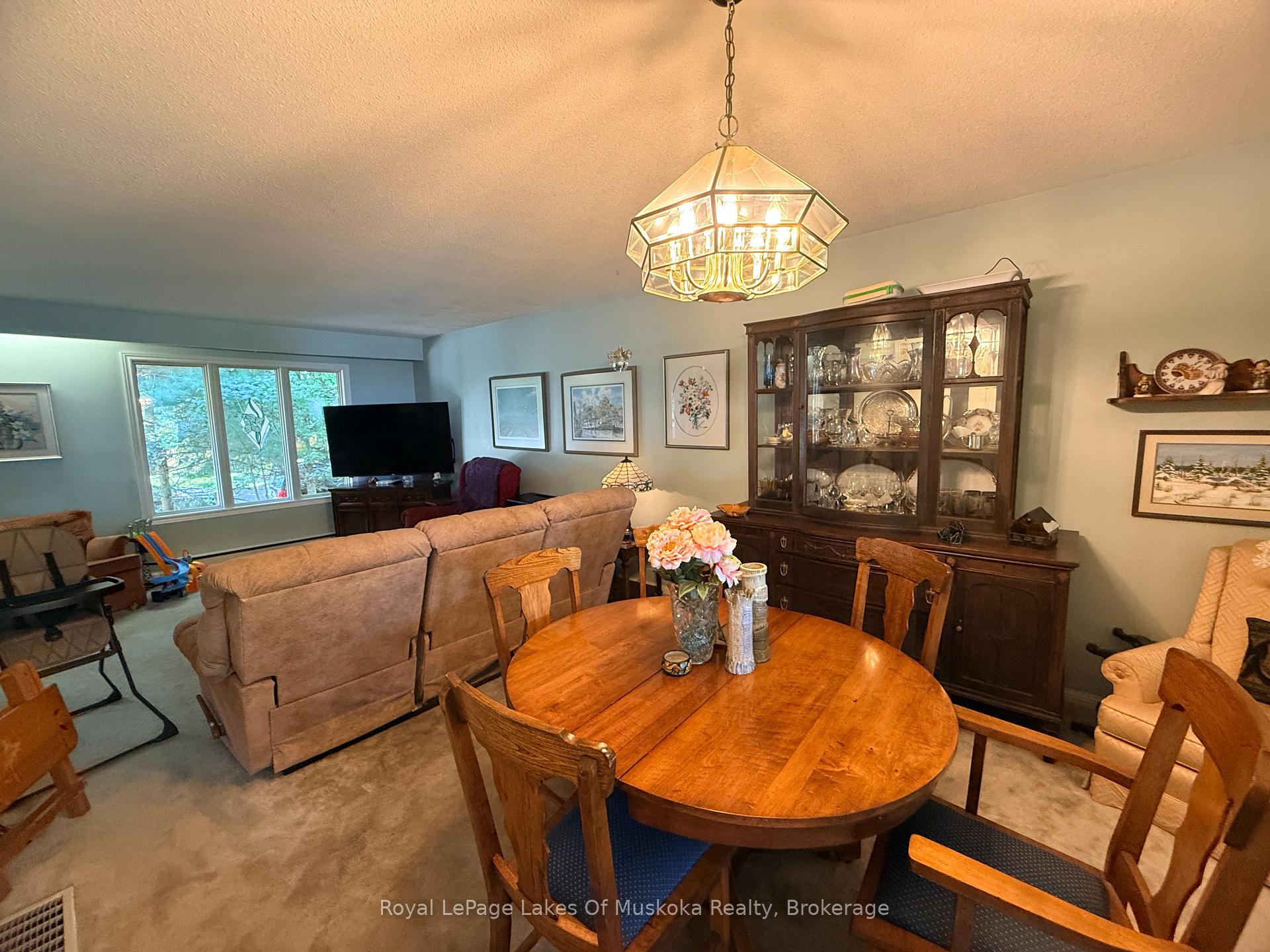 Photo 4 of 22 Westvale Drive, Bracebridge, Monck (Bracebridge) — HOMEH