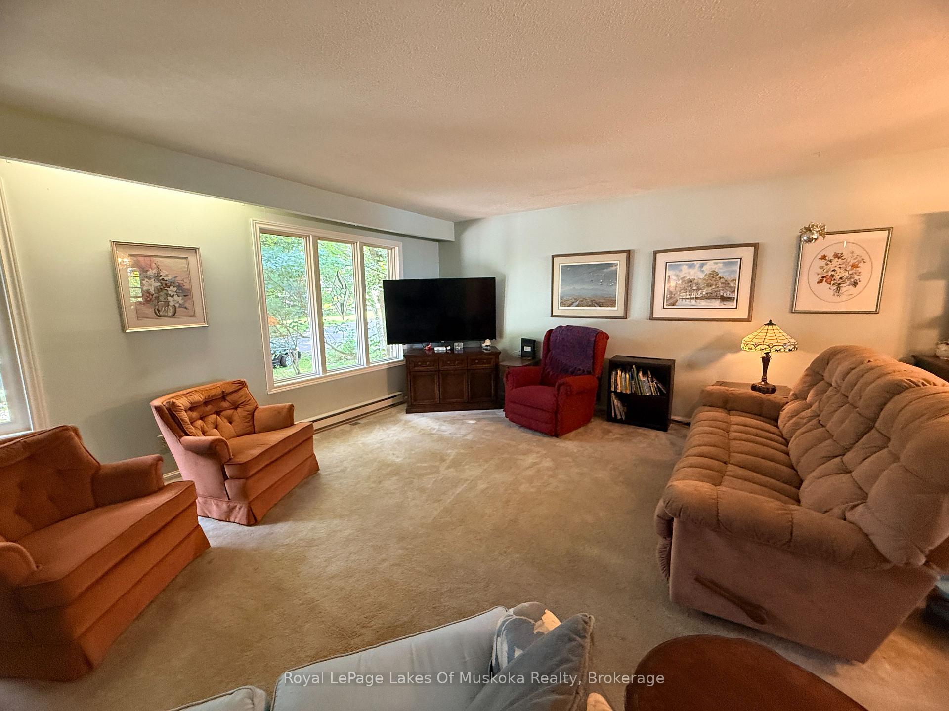 Photo 5 of 22 Westvale Drive, Bracebridge, Monck (Bracebridge) — HOMEH