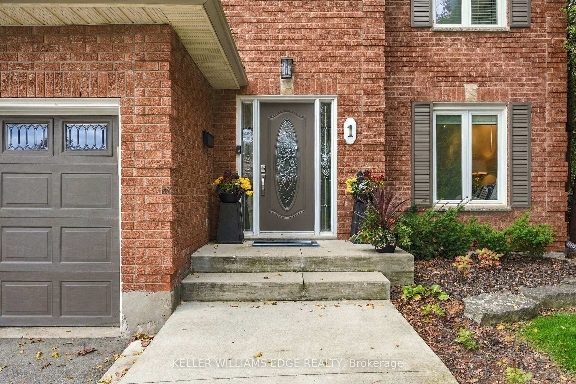 Photo 3 of 1 Fenton Drive, Hamilton, Waterdown — HOMEH