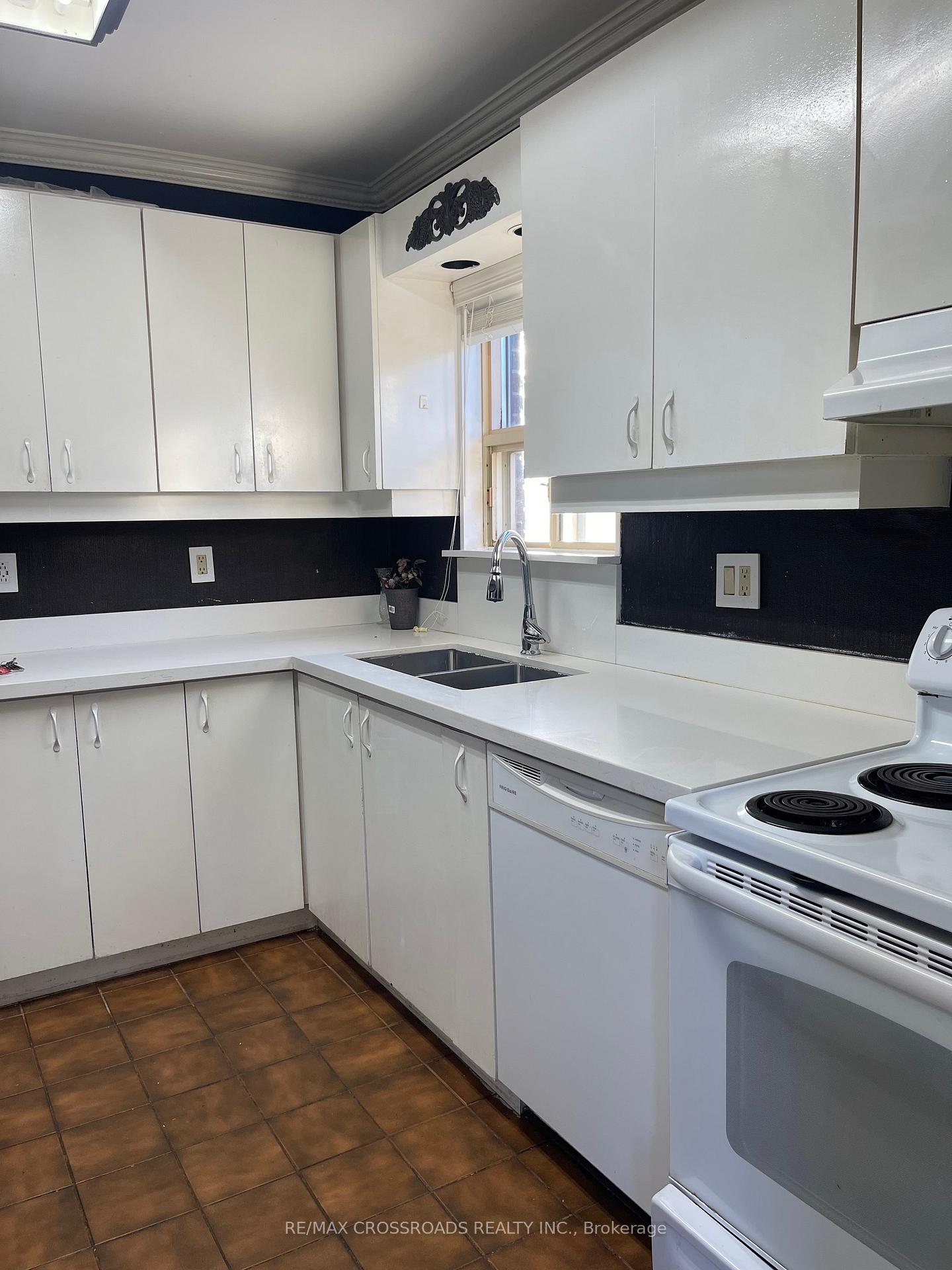Photo 5 of Unit Upper, 56 Harris Park Drive, Scarborough, Clairlea-Birchmount — HOMEH
