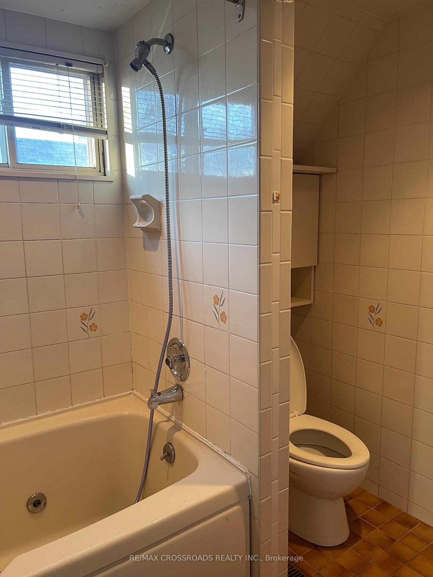 Photo 10 of Unit Upper, 56 Harris Park Drive, Scarborough, Clairlea-Birchmount — HOMEH