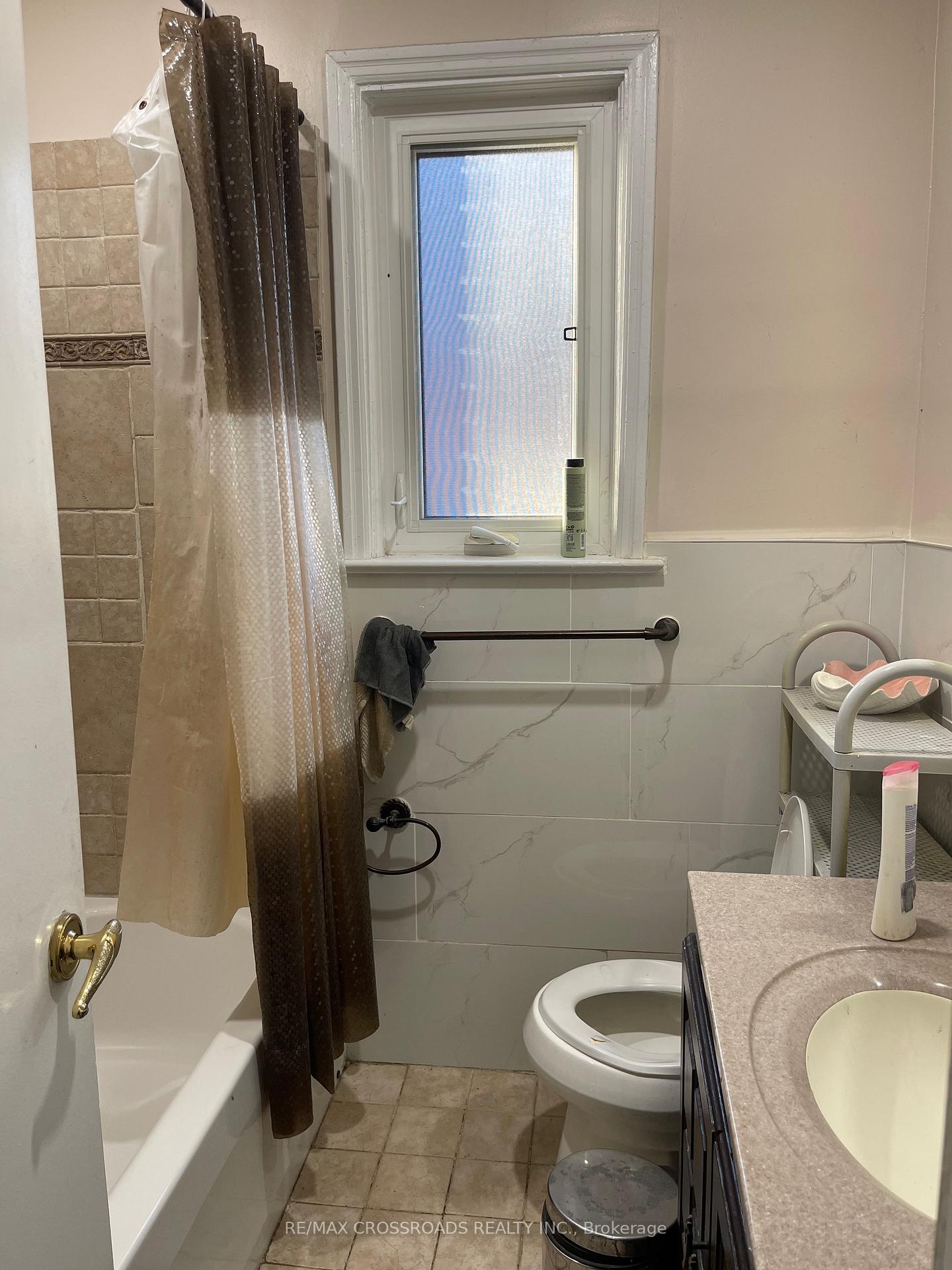 Photo 11 of Unit Upper, 56 Harris Park Drive, Scarborough, Clairlea-Birchmount — HOMEH