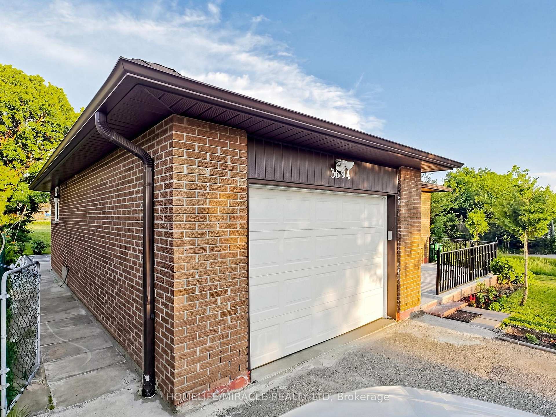 Photo 4 of 3694 Brandon Gate Drive, Mississauga, Malton — HOMEH