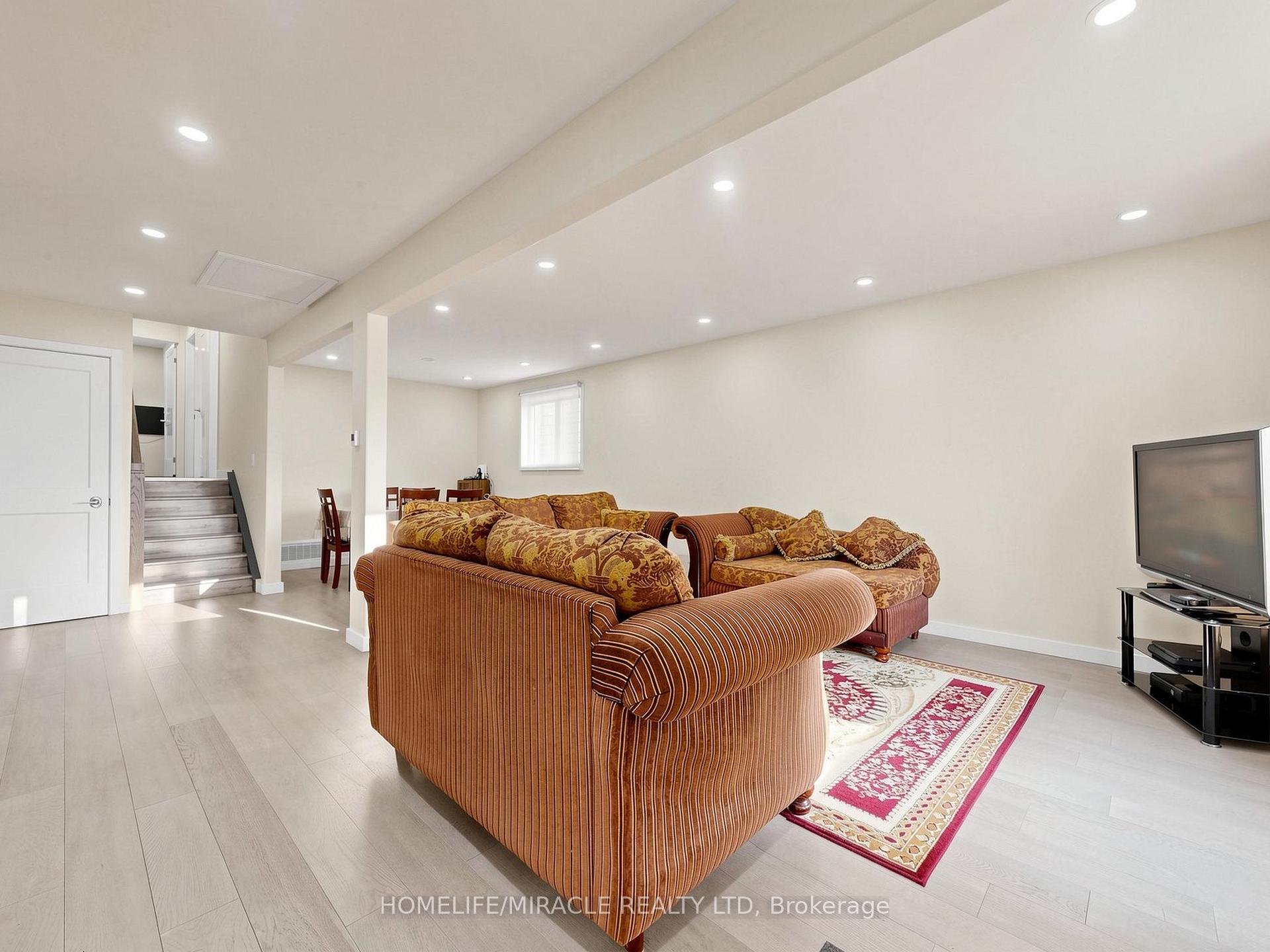 Photo 9 of 3694 Brandon Gate Drive, Mississauga, Malton — HOMEH