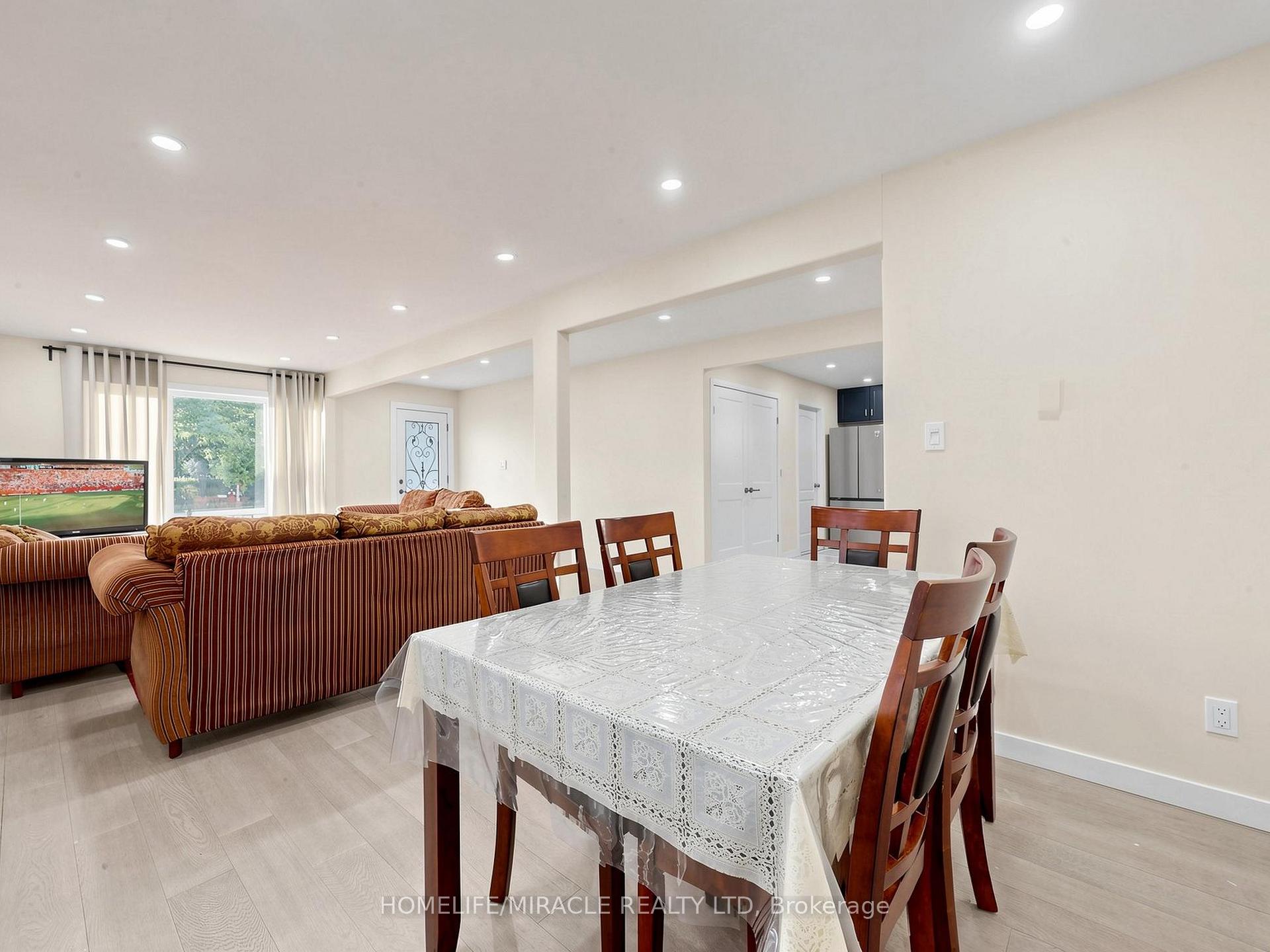 Photo 11 of 3694 Brandon Gate Drive, Mississauga, Malton — HOMEH