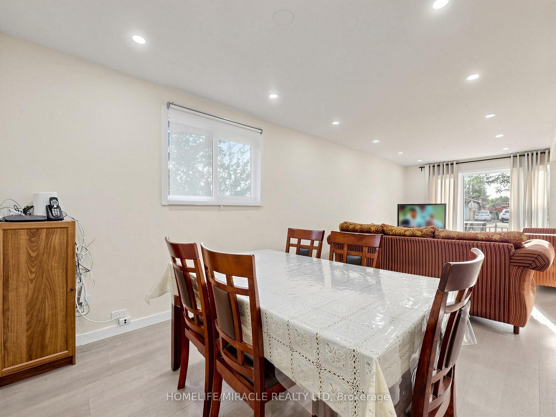 Photo 12 of 3694 Brandon Gate Drive, Mississauga, Malton — HOMEH