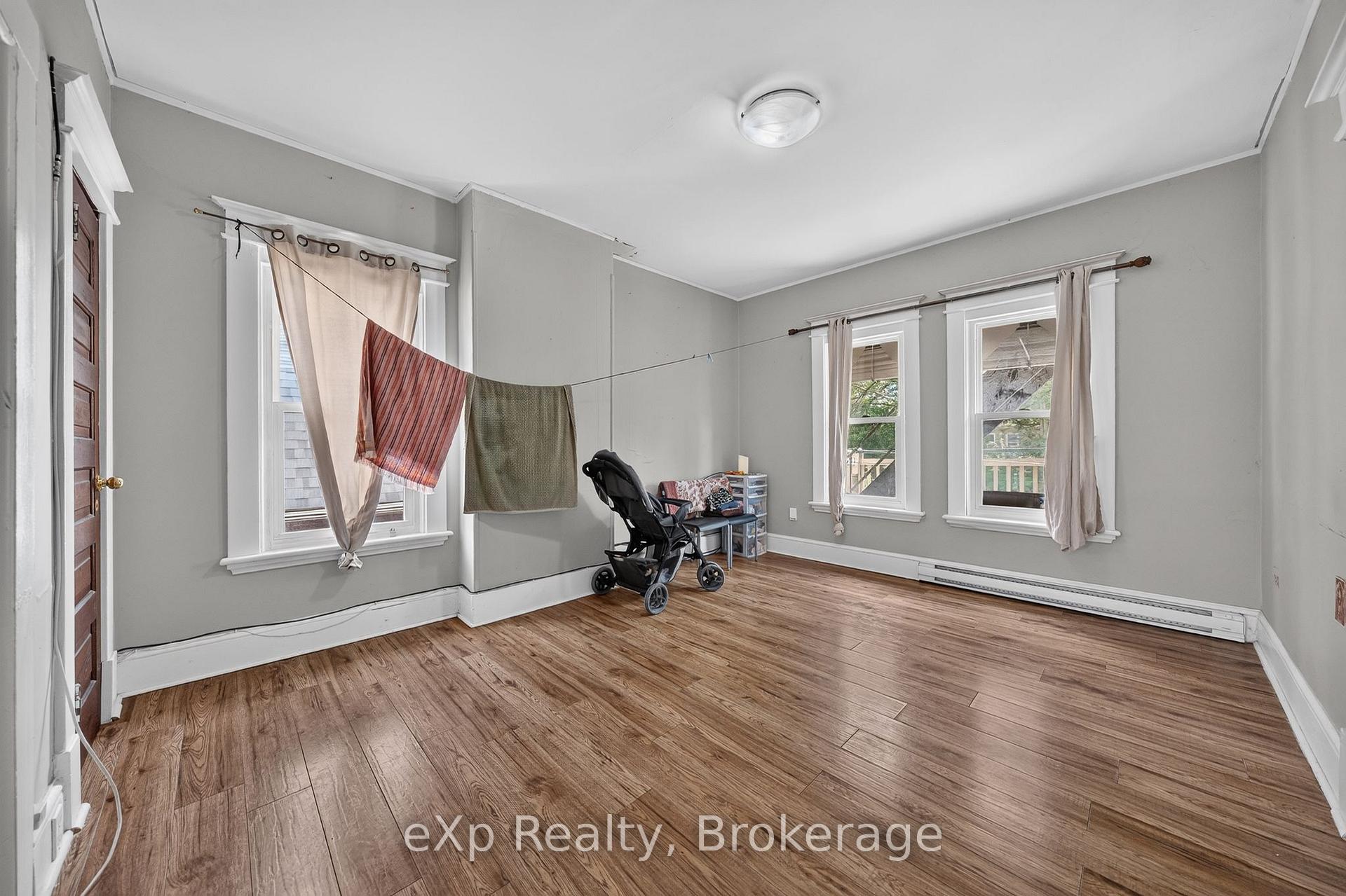 Photo 11 of 126 Chatham Street, Brantford — HOMEH