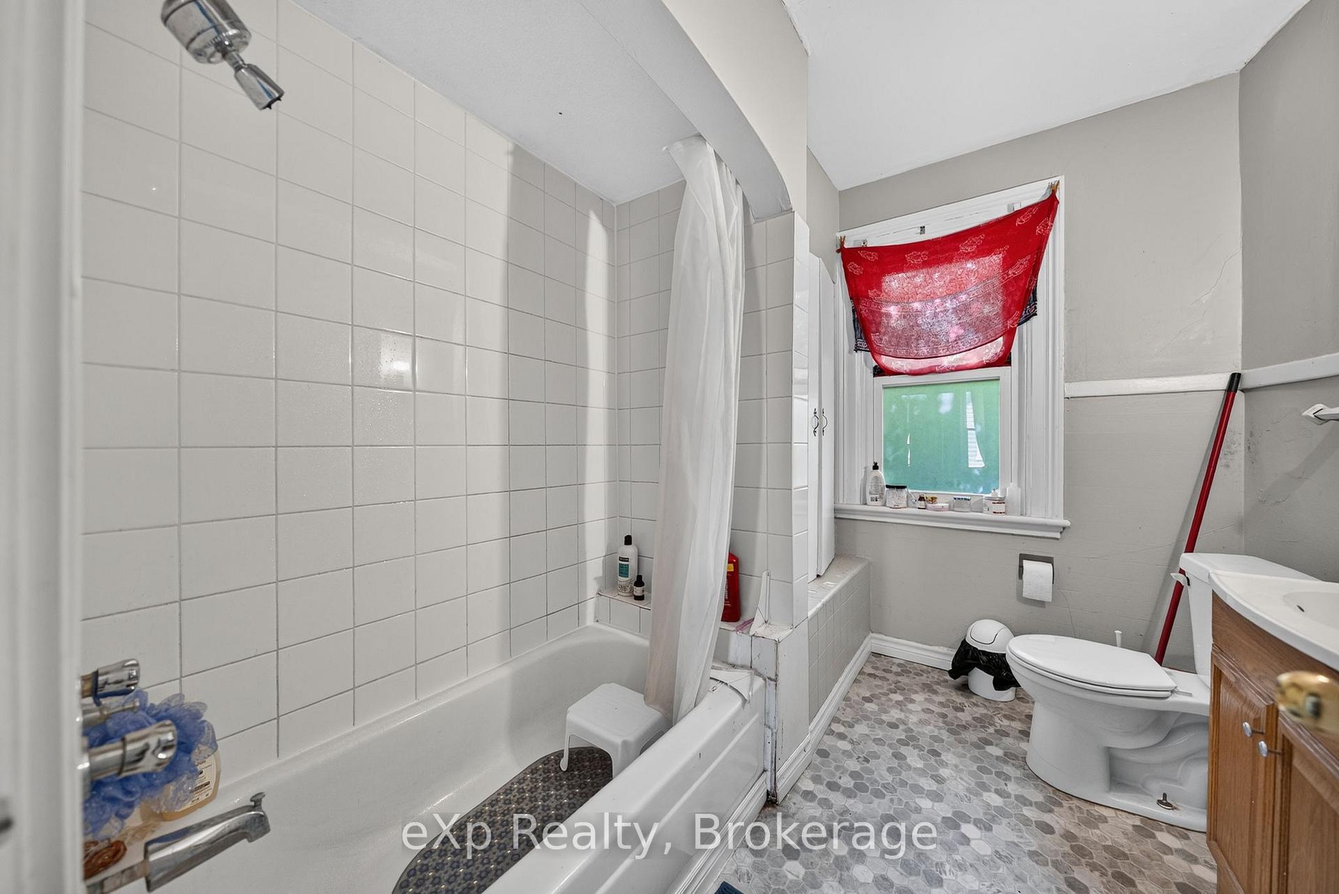 Photo 15 of 126 Chatham Street, Brantford — HOMEH