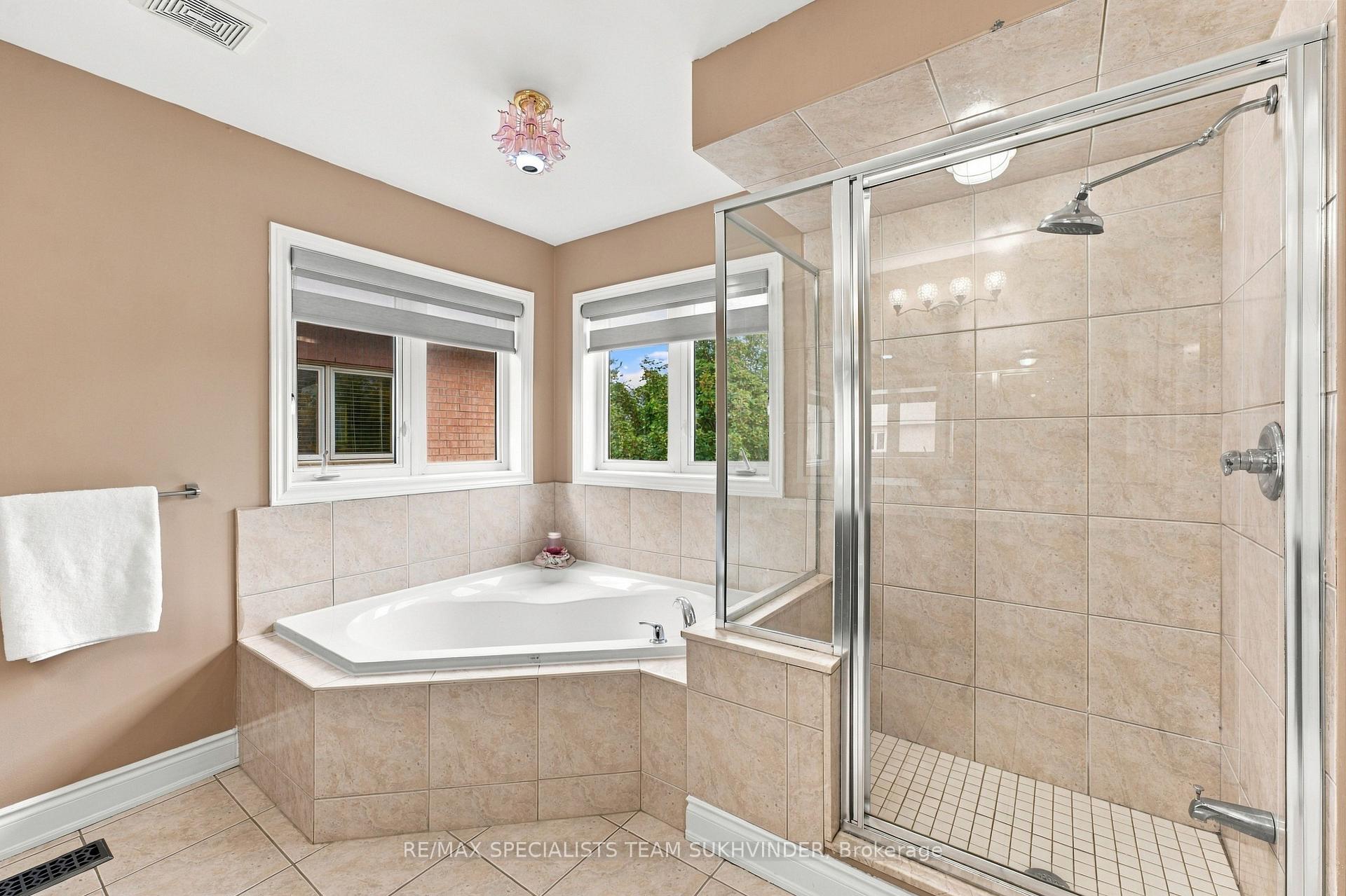 Photo 28 of 15 Saint Hubert Drive, Brampton, Vales of Castlemore North — HOMEH