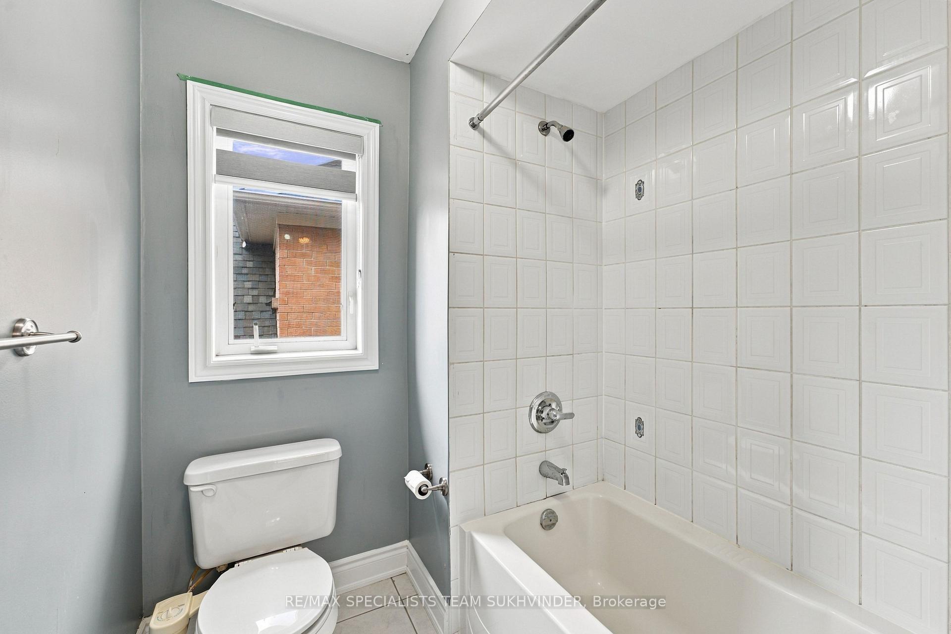 Photo 32 of 15 Saint Hubert Drive, Brampton, Vales of Castlemore North — HOMEH