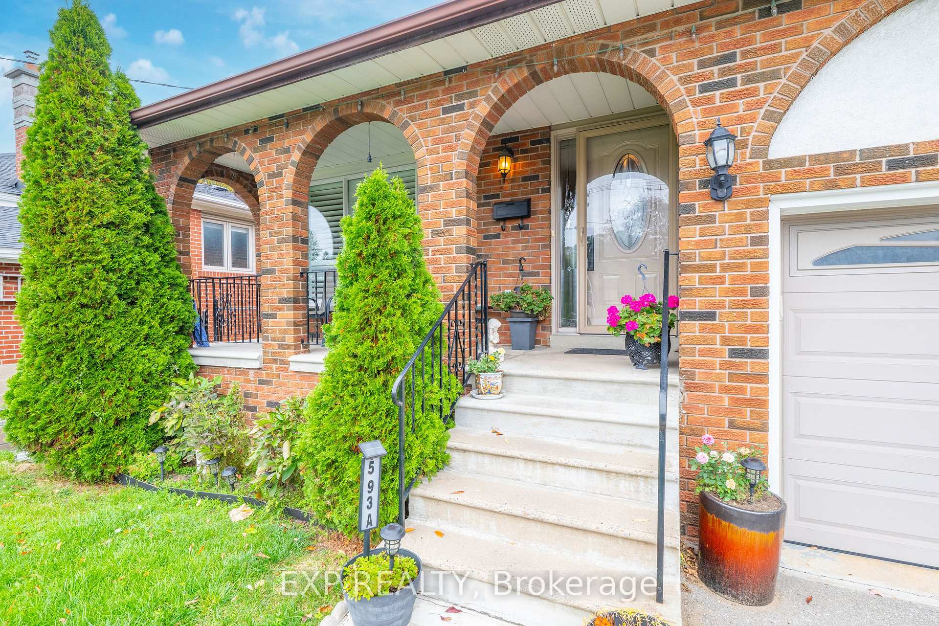 Photo 4 of 593A Scarlett Road N, Etobicoke, Humber Heights — HOMEH