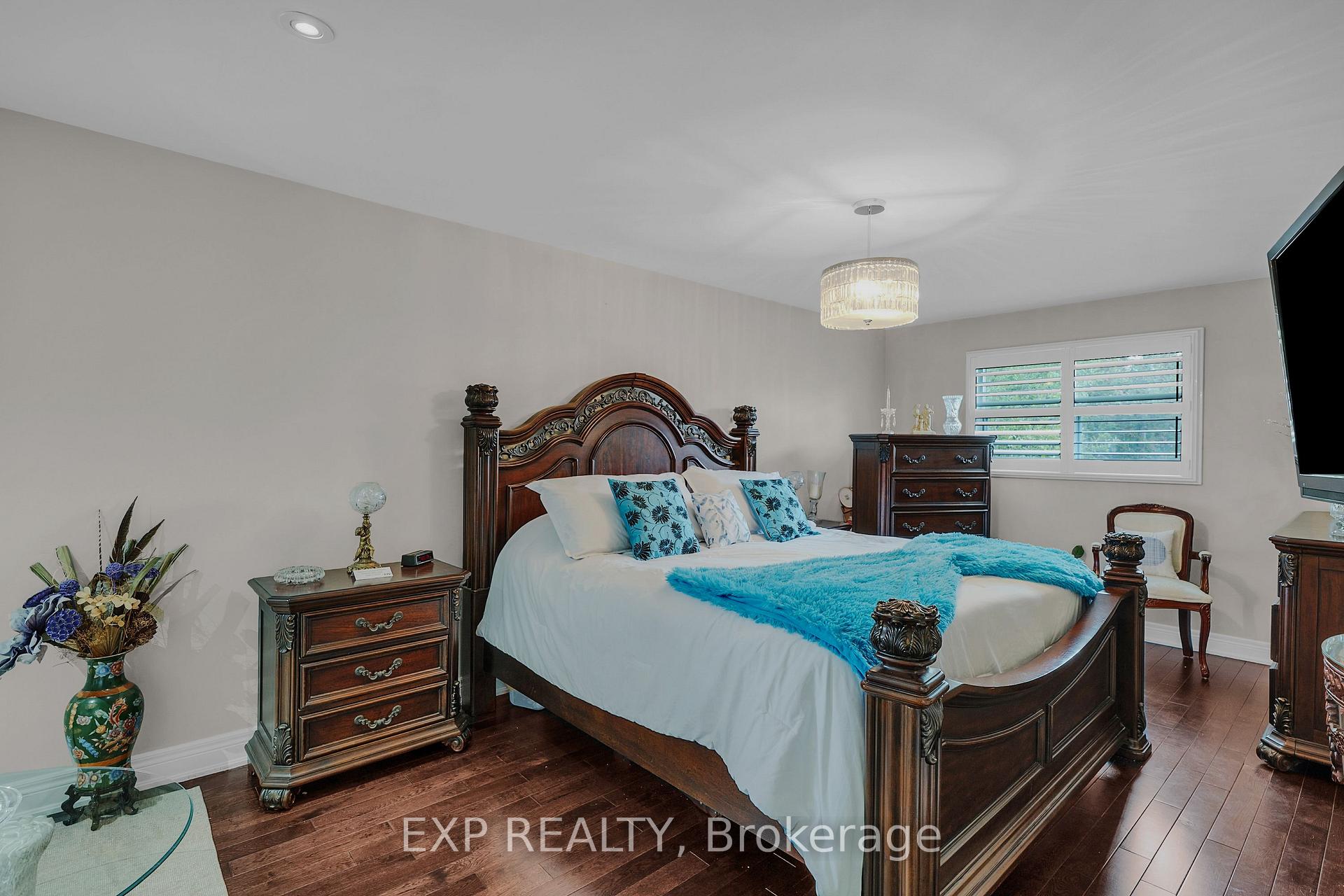 Photo 16 of 593A Scarlett Road N, Etobicoke, Humber Heights — HOMEH