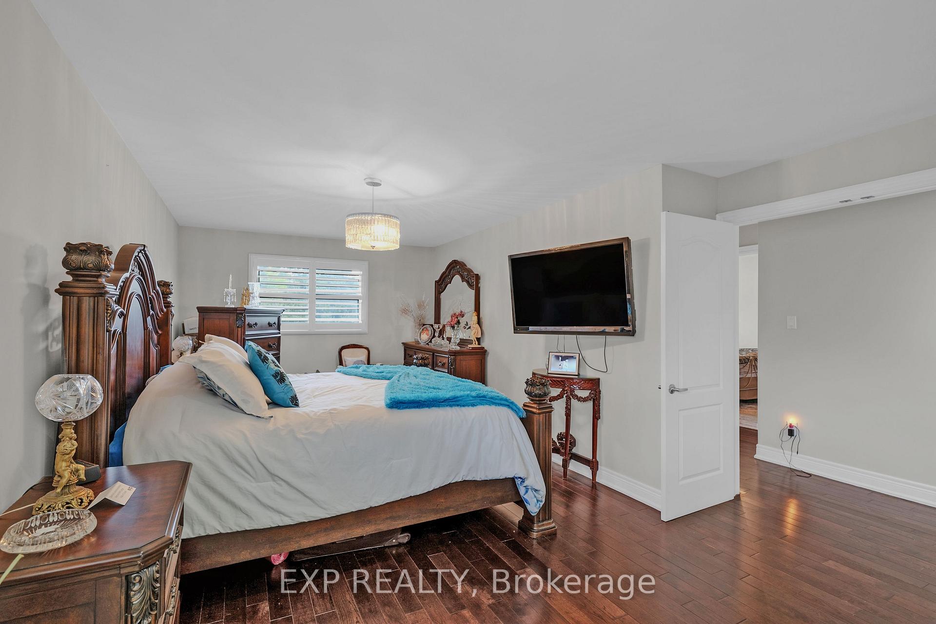 Photo 17 of 593A Scarlett Road N, Etobicoke, Humber Heights — HOMEH