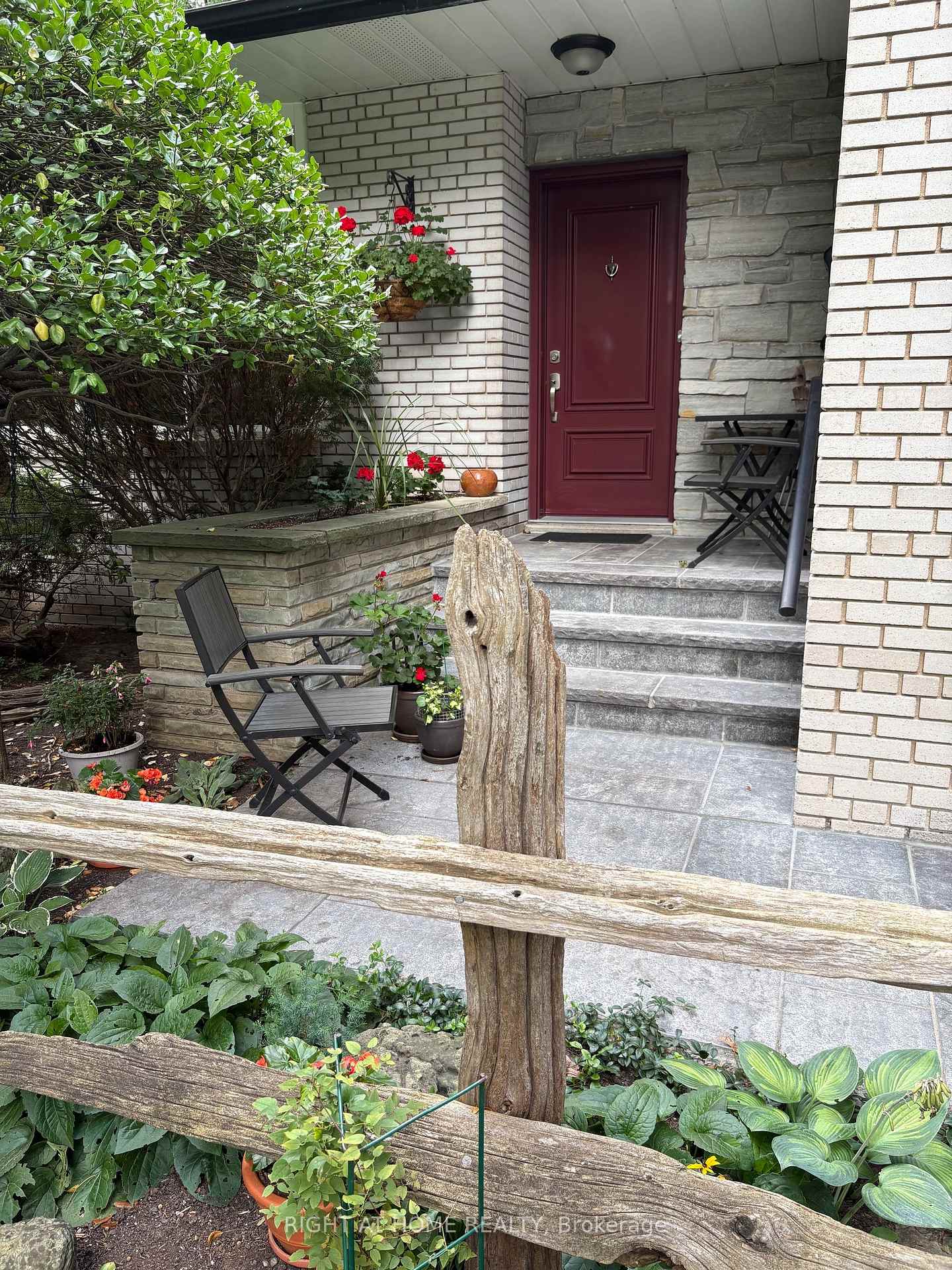 Photo 3 of 3325 Enniskillen Circle, Mississauga, Erindale — HOMEH