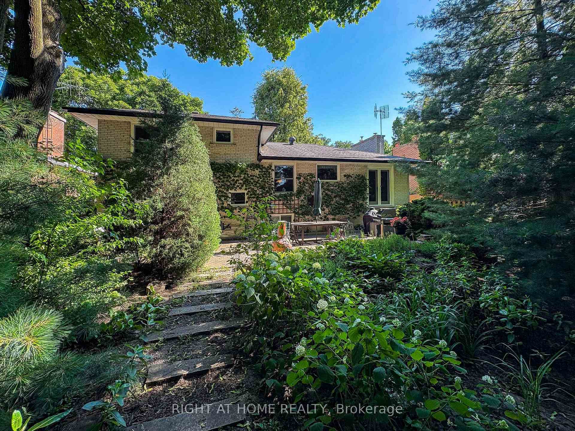 Photo 5 of 3325 Enniskillen Circle, Mississauga, Erindale — HOMEH
