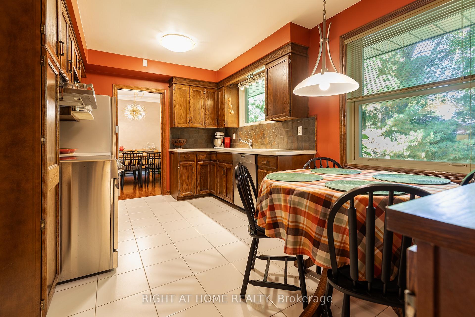 Photo 13 of 3325 Enniskillen Circle, Mississauga, Erindale — HOMEH