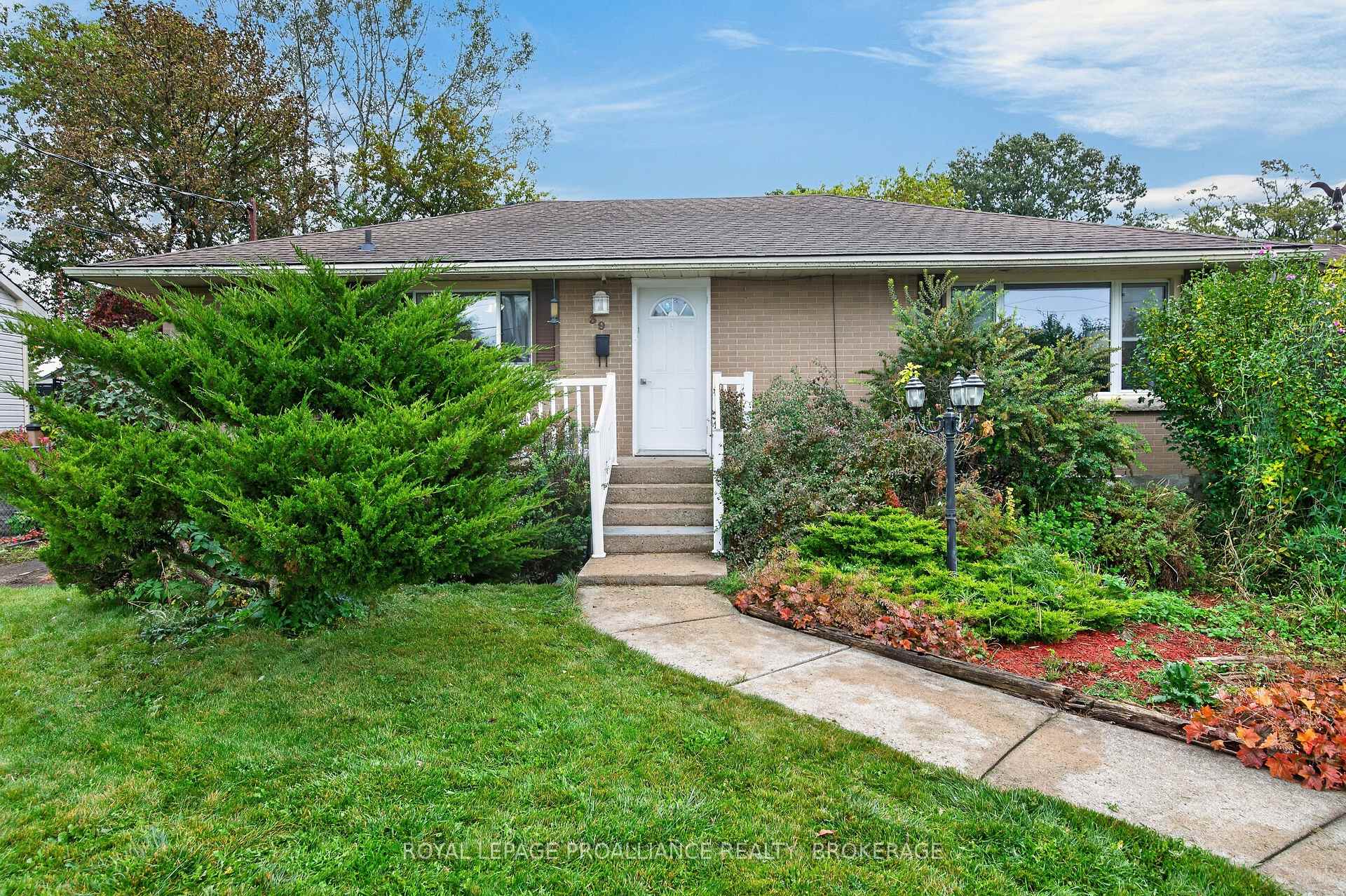 Photo 2 of 39 Fairfield Boulevard, Loyalist, Amherstview — HOMEH
