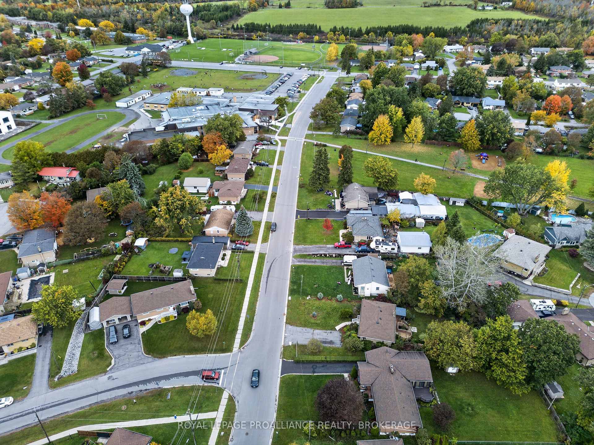 Photo 31 of 39 Fairfield Boulevard, Loyalist, Amherstview — HOMEH