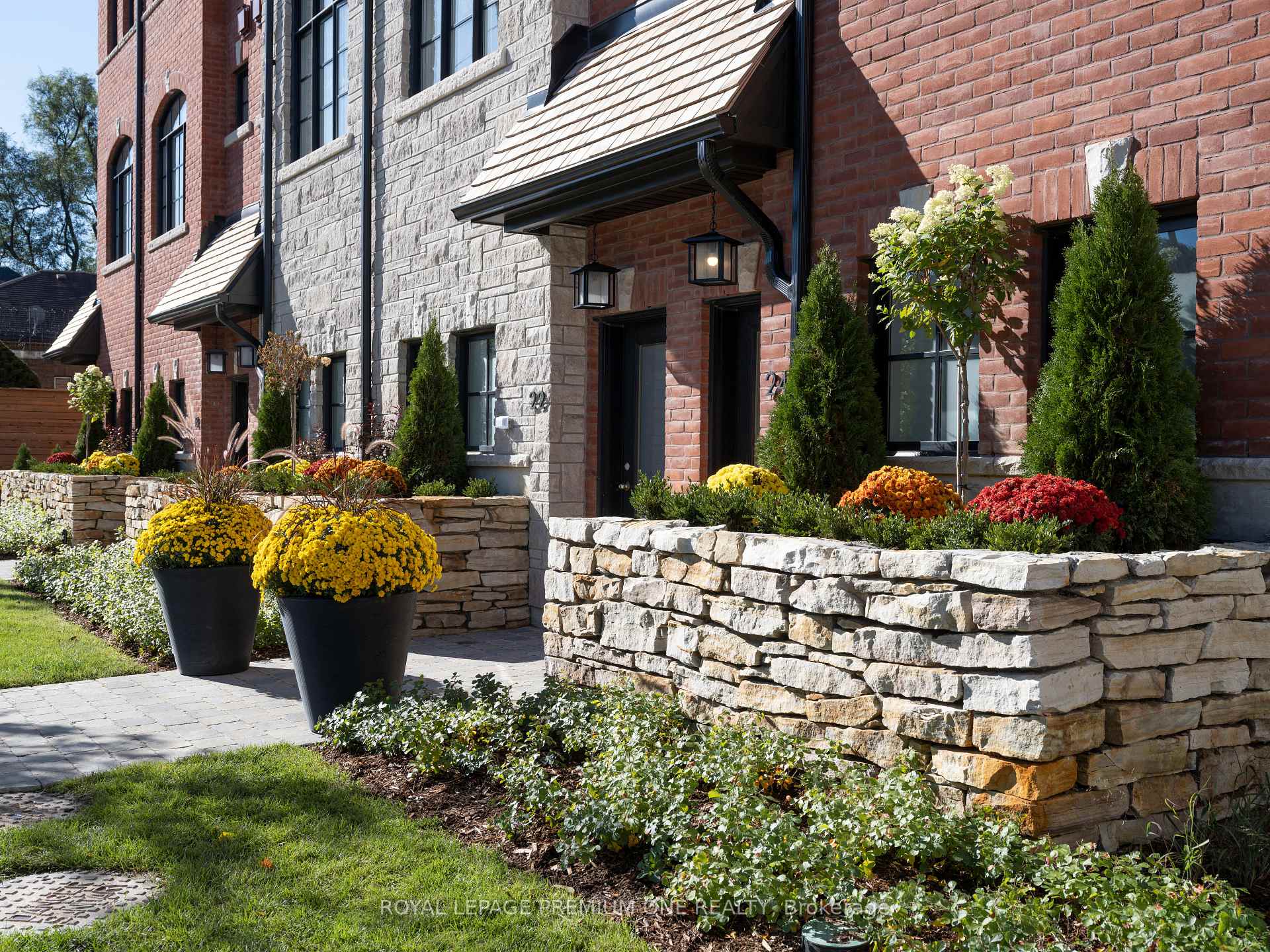Photo 3 of 20 Earlington Avenue, Etobicoke, Kingsway South — HOMEH