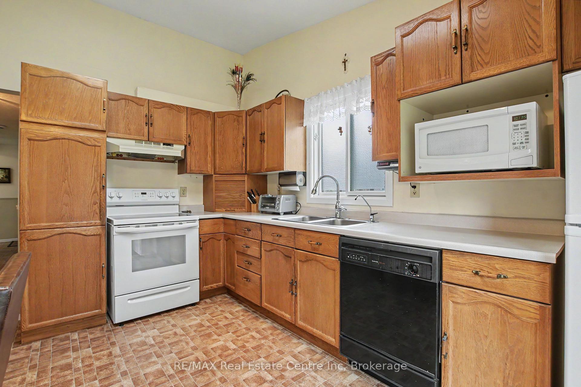 Photo 13 of 78 Rolling Meadows Drive, Kitchener, Forest Heights — HOMEH