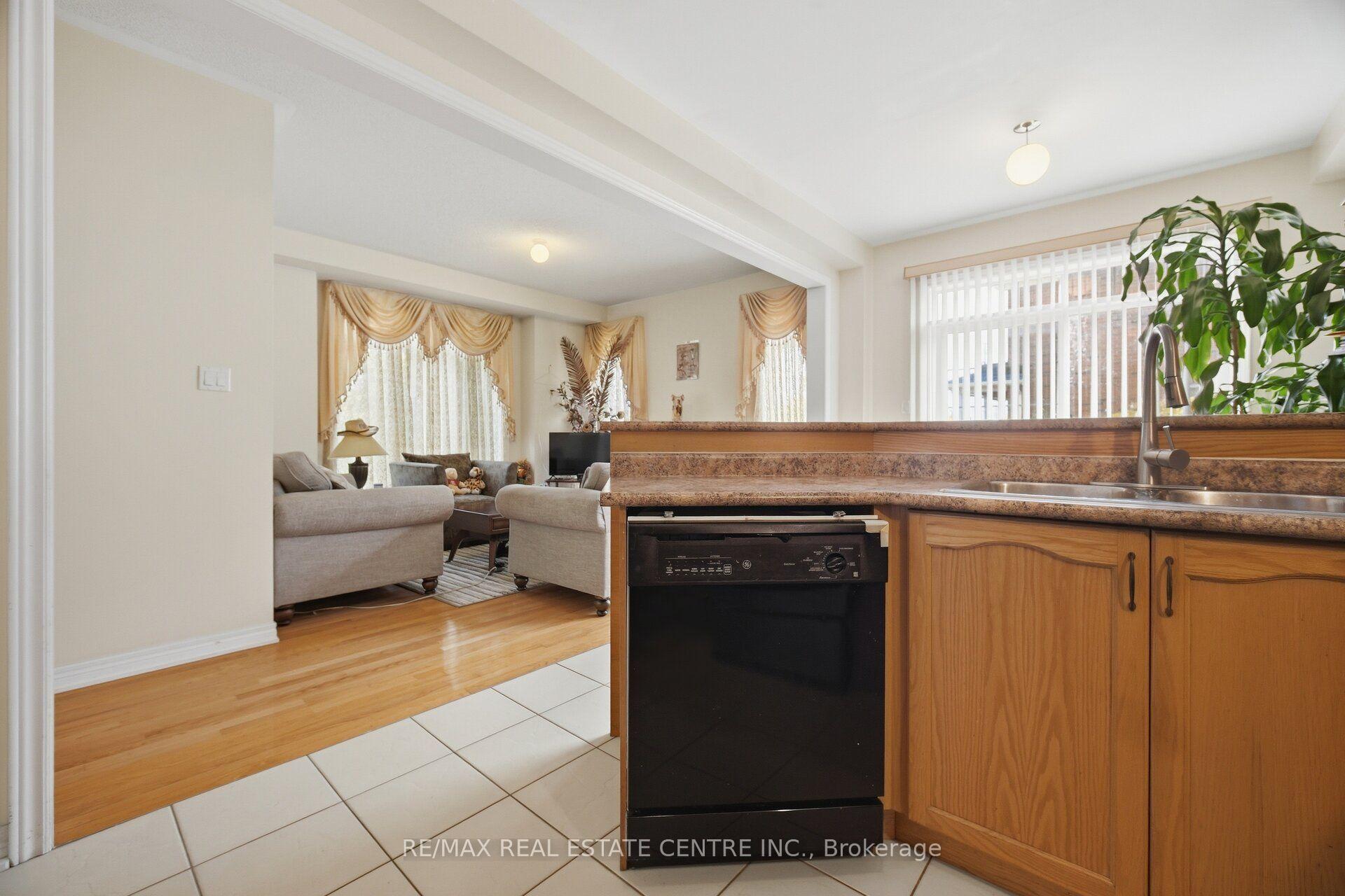 Photo 11 of 65 Connolly Crescent, Brampton, Sandringham-Wellington — HOMEH