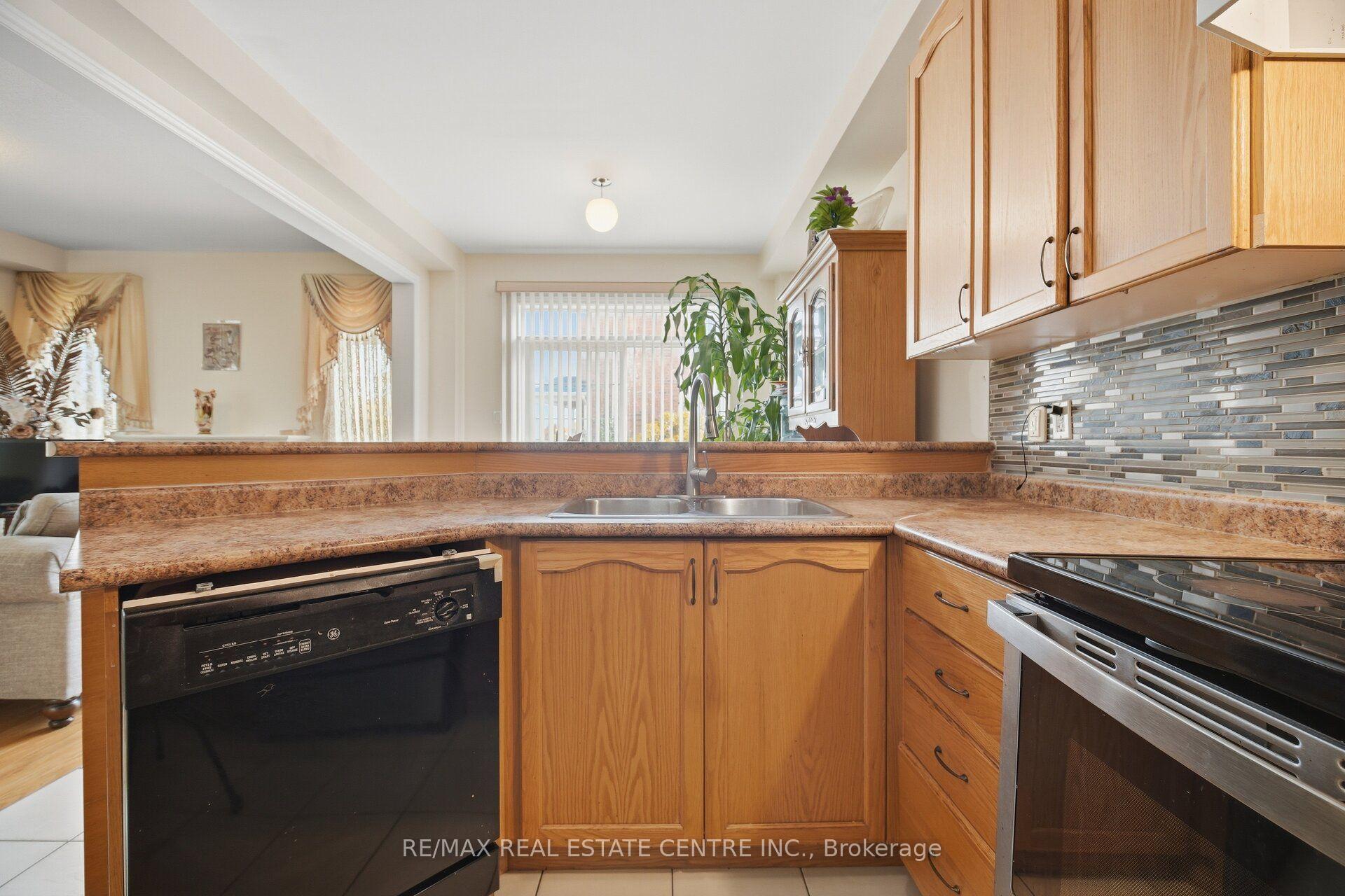 Photo 14 of 65 Connolly Crescent, Brampton, Sandringham-Wellington — HOMEH
