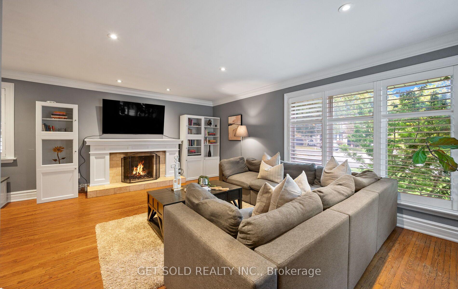 Photo 3 of 136 Prince George Drive, Etobicoke, Princess-Rosethorn — HOMEH