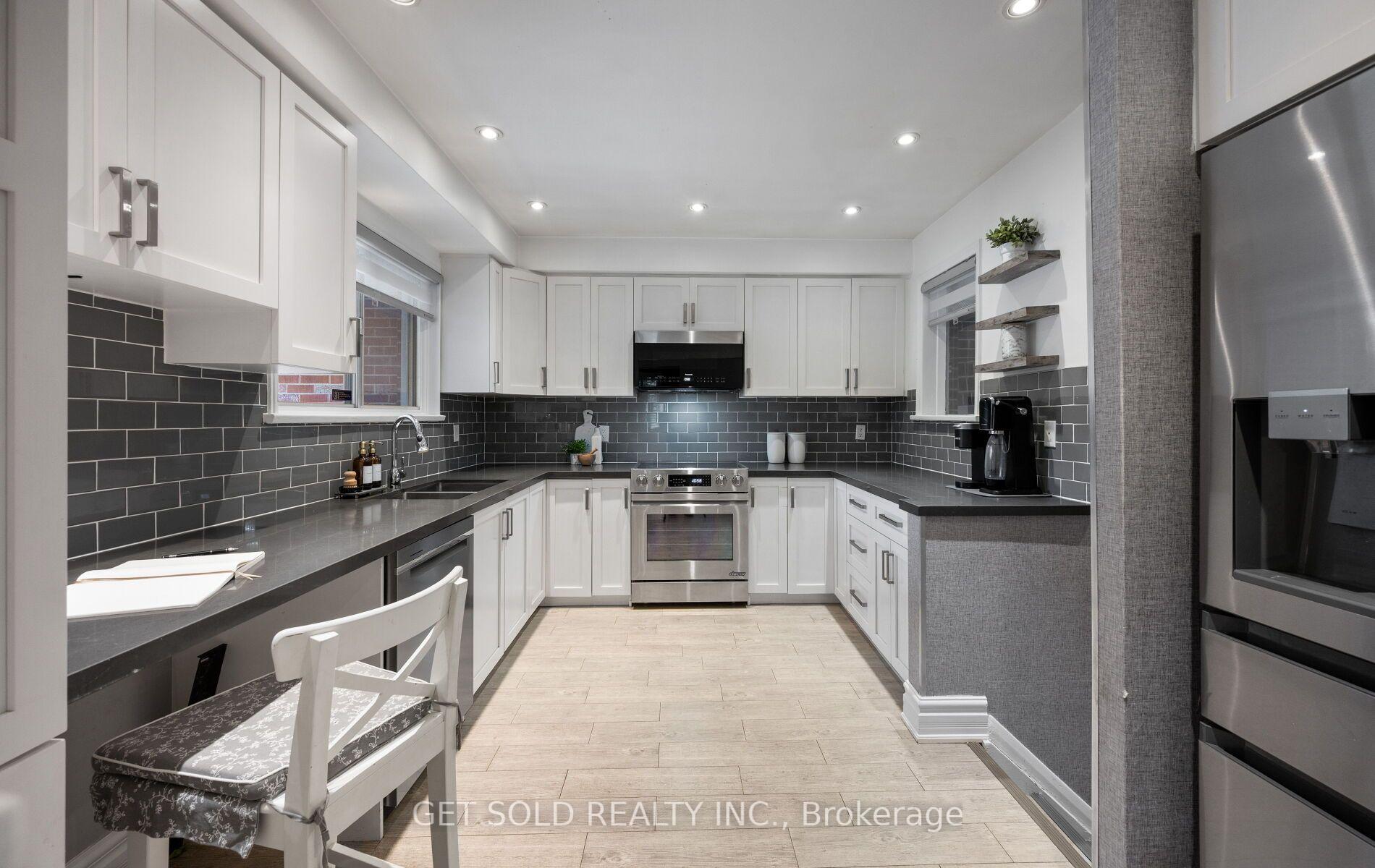 Photo 8 of 136 Prince George Drive, Etobicoke, Princess-Rosethorn — HOMEH