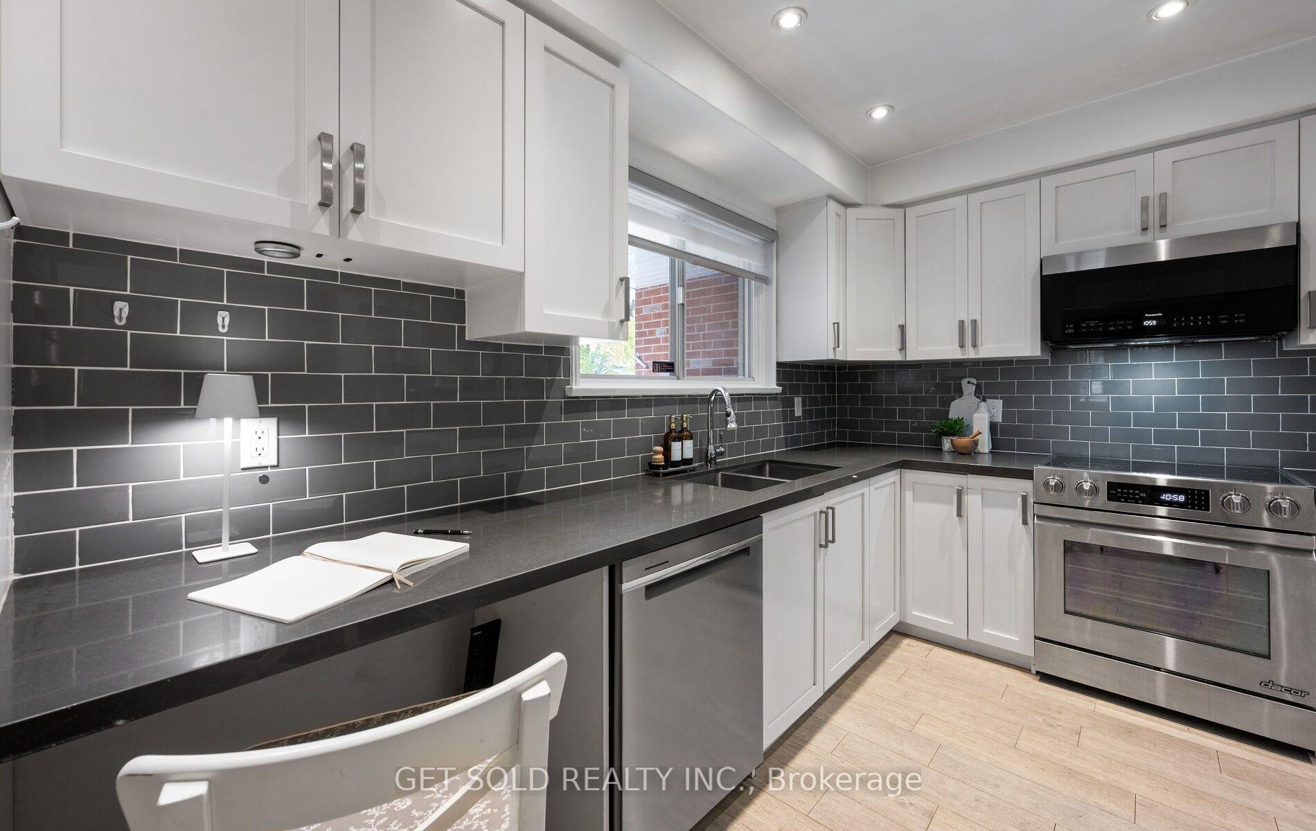 Photo 9 of 136 Prince George Drive, Etobicoke, Princess-Rosethorn — HOMEH