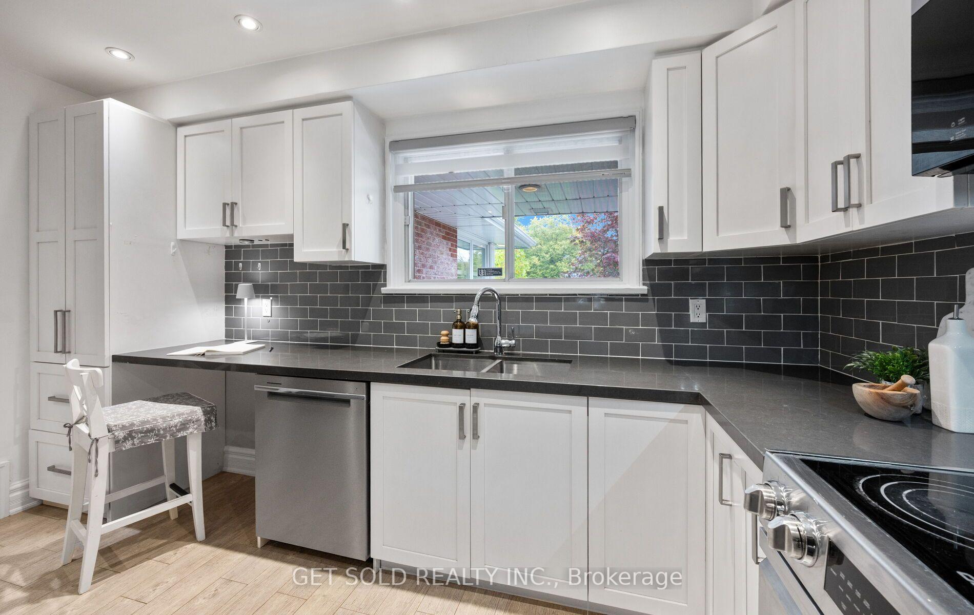 Photo 10 of 136 Prince George Drive, Etobicoke, Princess-Rosethorn — HOMEH