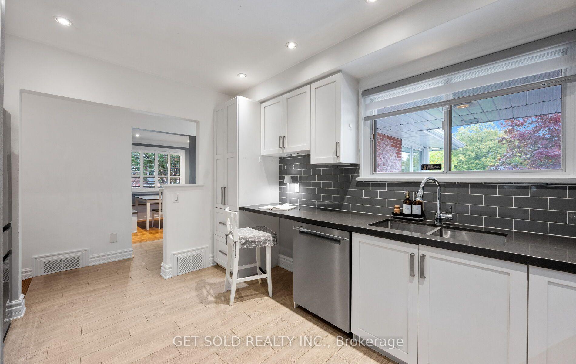Photo 11 of 136 Prince George Drive, Etobicoke, Princess-Rosethorn — HOMEH