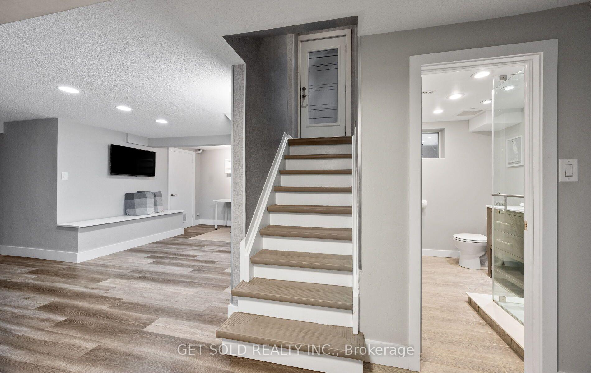 Photo 21 of 136 Prince George Drive, Etobicoke, Princess-Rosethorn — HOMEH
