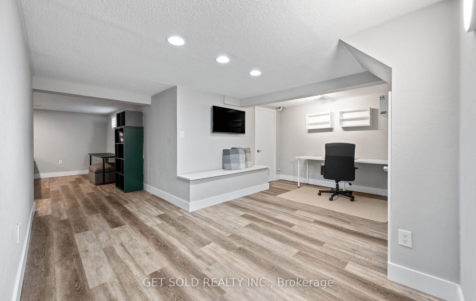 Photo 24 of 136 Prince George Drive, Etobicoke, Princess-Rosethorn — HOMEH