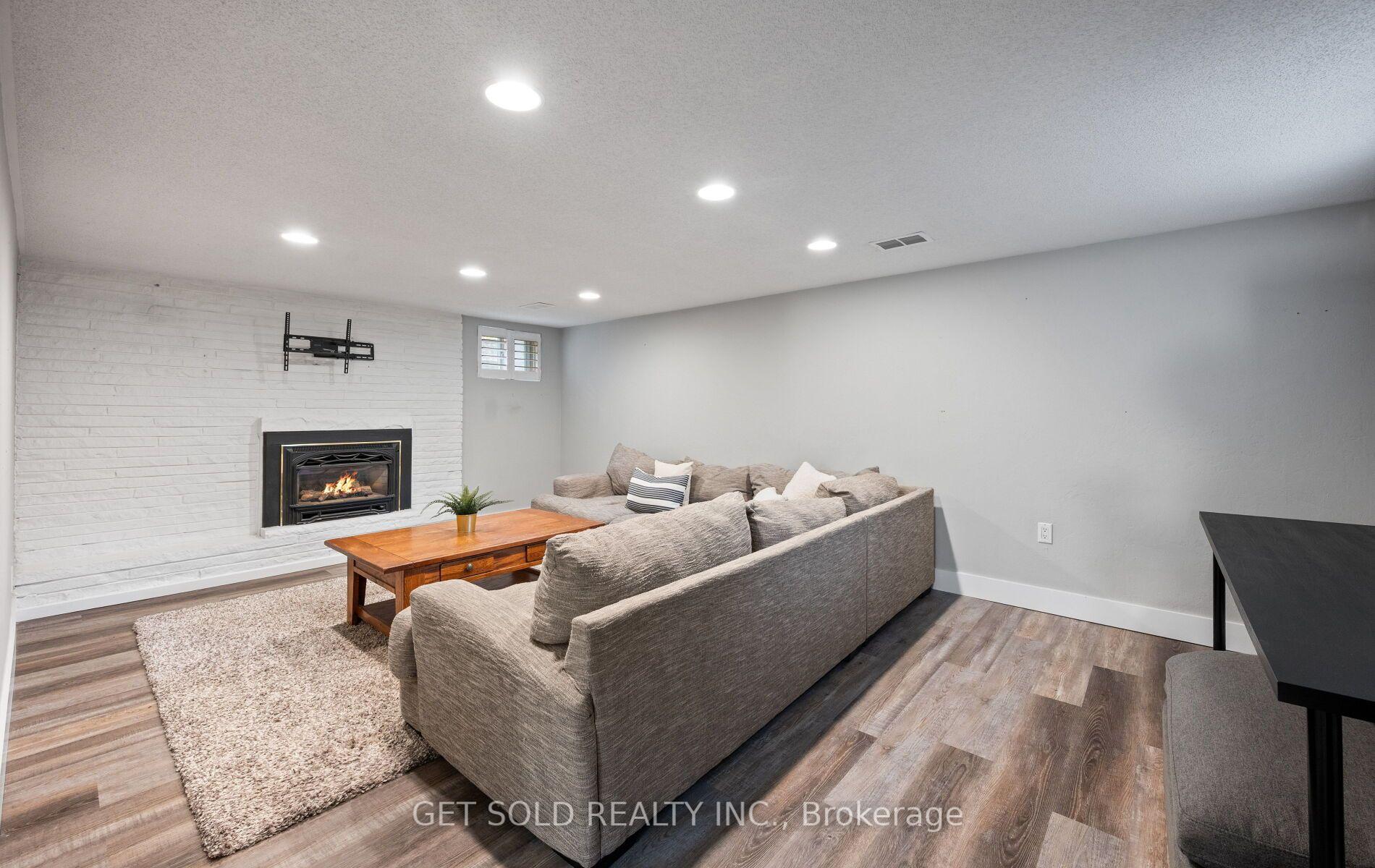 Photo 25 of 136 Prince George Drive, Etobicoke, Princess-Rosethorn — HOMEH