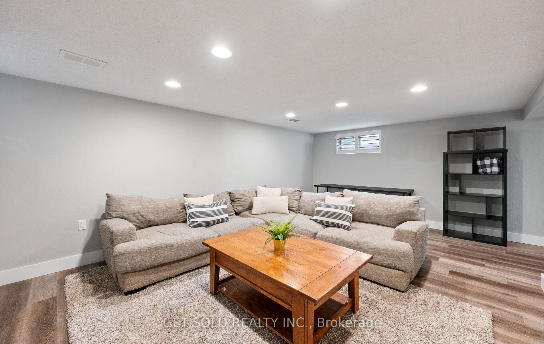 Photo 26 of 136 Prince George Drive, Etobicoke, Princess-Rosethorn — HOMEH