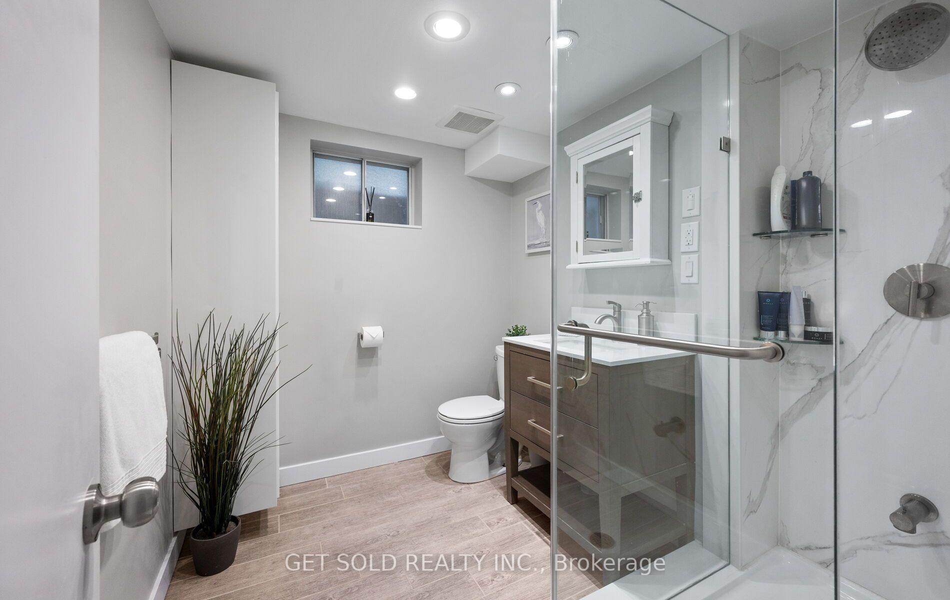 Photo 32 of 136 Prince George Drive, Etobicoke, Princess-Rosethorn — HOMEH