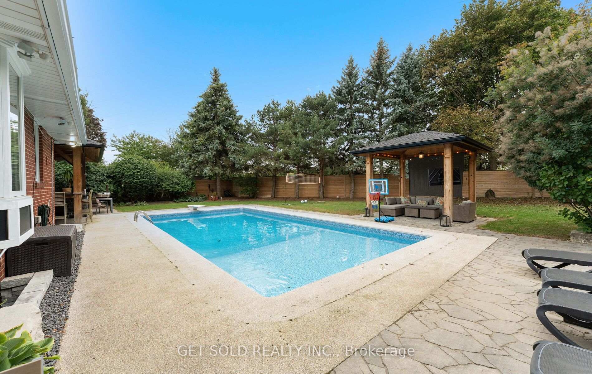 Photo 43 of 136 Prince George Drive, Etobicoke, Princess-Rosethorn — HOMEH