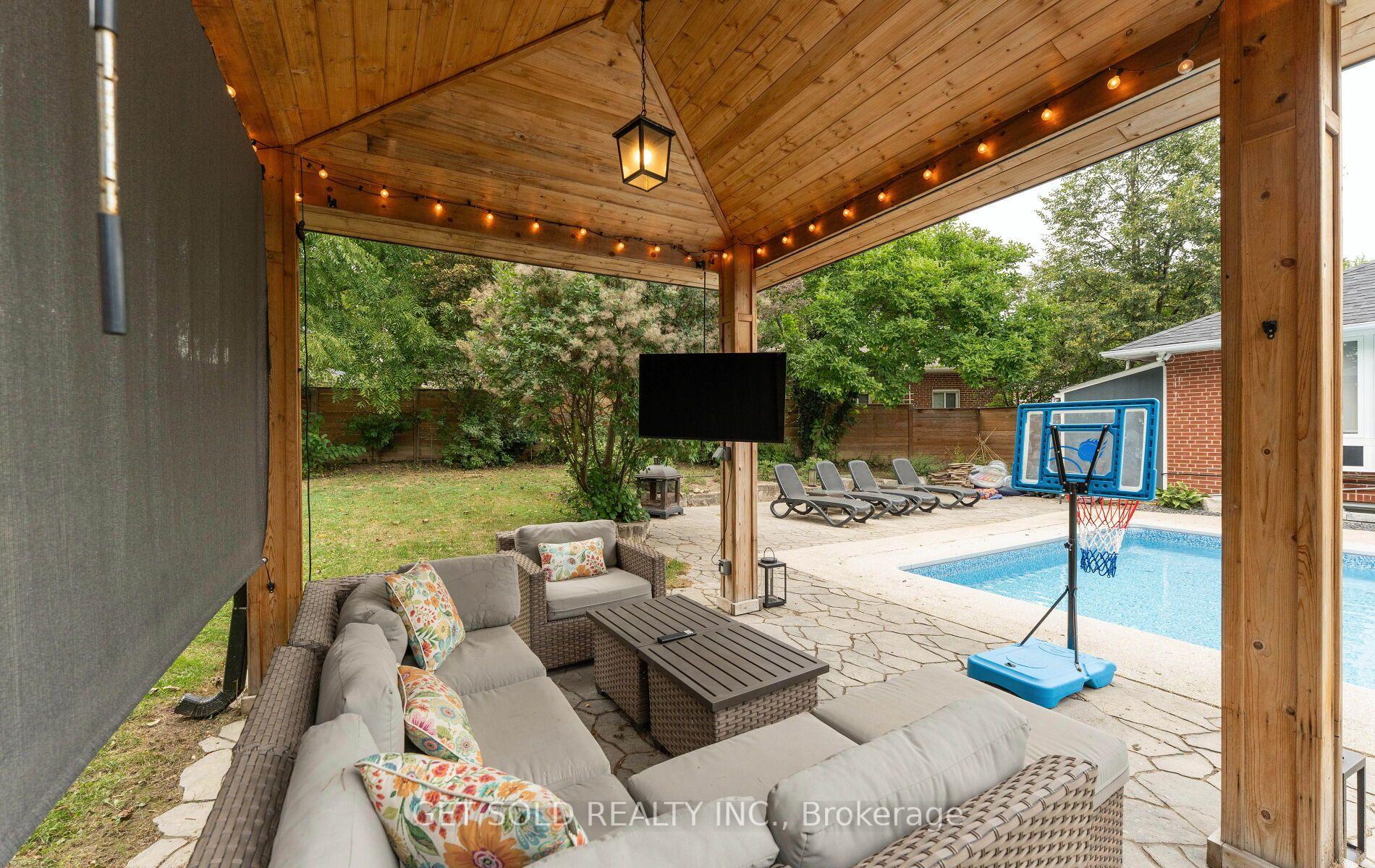 Photo 44 of 136 Prince George Drive, Etobicoke, Princess-Rosethorn — HOMEH