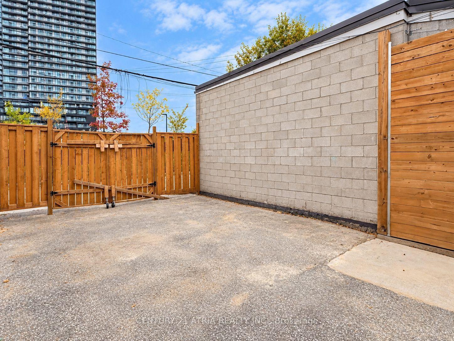 Photo 5 of Unit Lower, 92 Lappin Avenue, Toronto, Dovercourt-Wallace Emerson-Junction — HOMEH